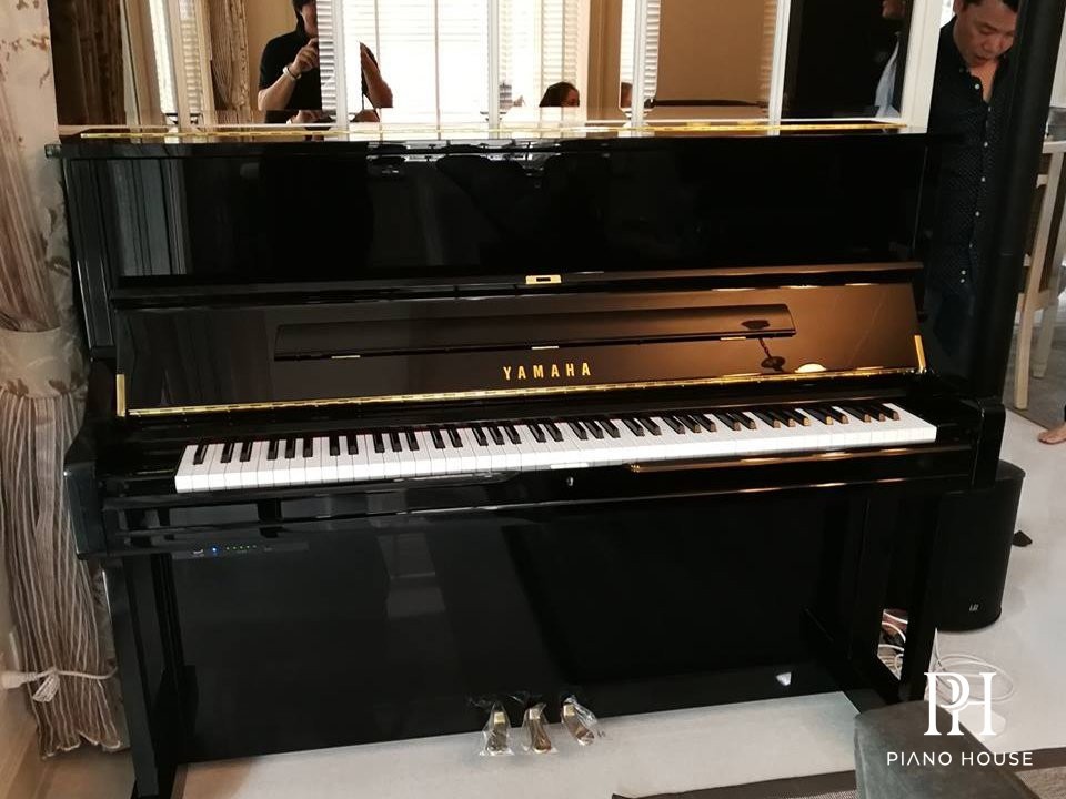Yamaha Disklavier DU1 Hybrid Upright Piano Display