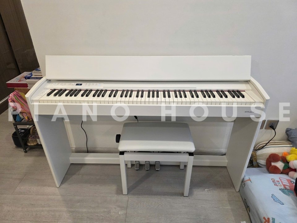 ROLAND F701 WH - Góc nhìn thực tế 6
