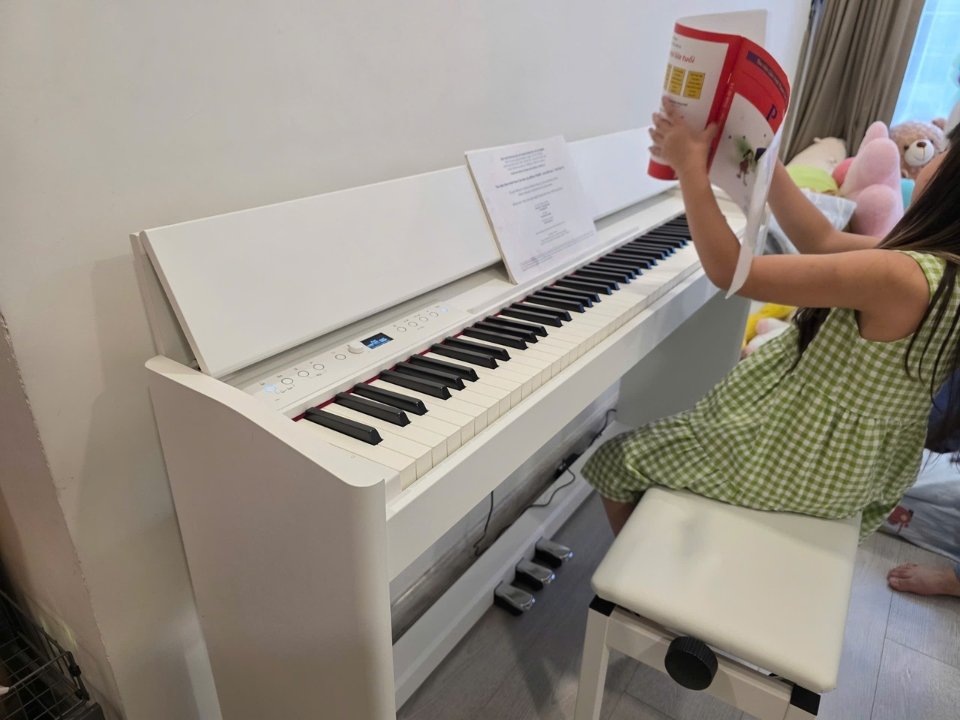 Hình ảnh chi tiết ROLAND F701 WH góc chụp 7