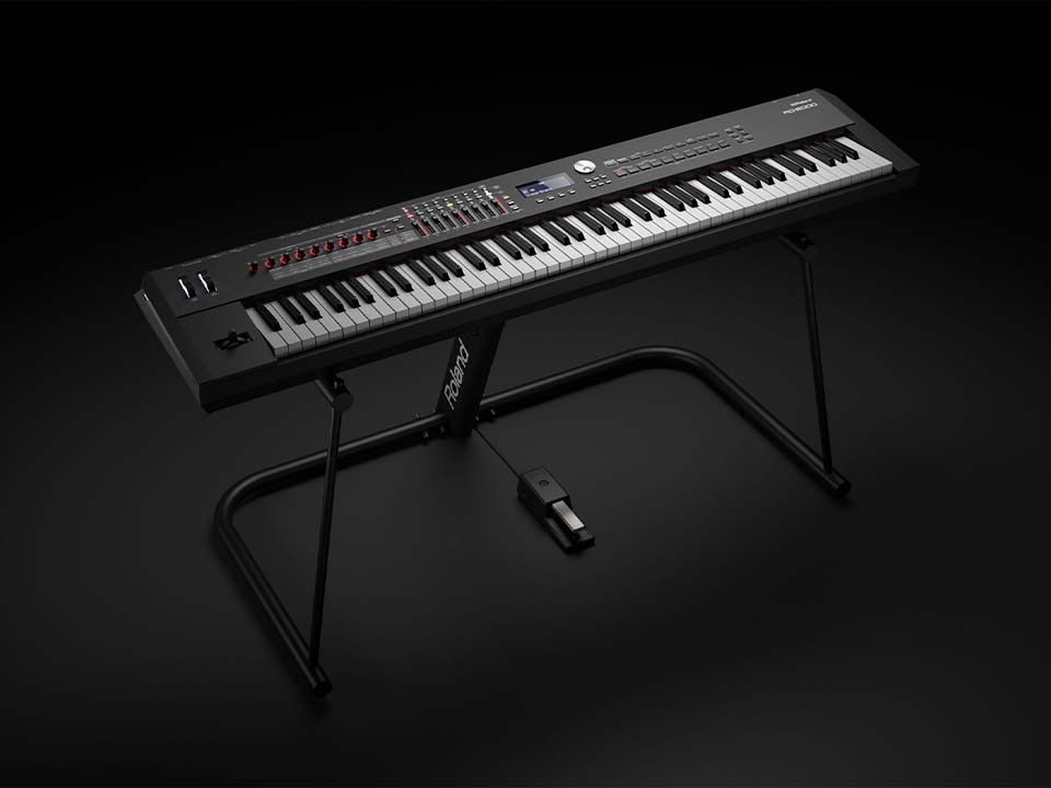 Toàn cảnh đàn piano điện ROLAND RD-2000 trên giá đỡ biểu diễn