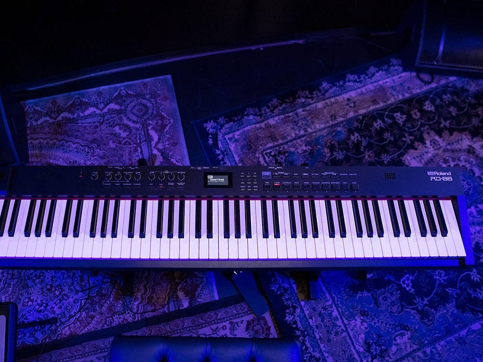 Tổng quan thiết kế đàn piano điện ROLAND RD-88 trên sân khấu