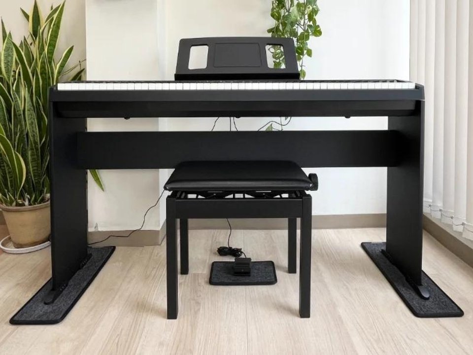 Góc chụp cận cảnh bàn phím PHA-4 của đàn ROLAND FP-10, thể hiện kết cấu bề mặt và cơ chế búa