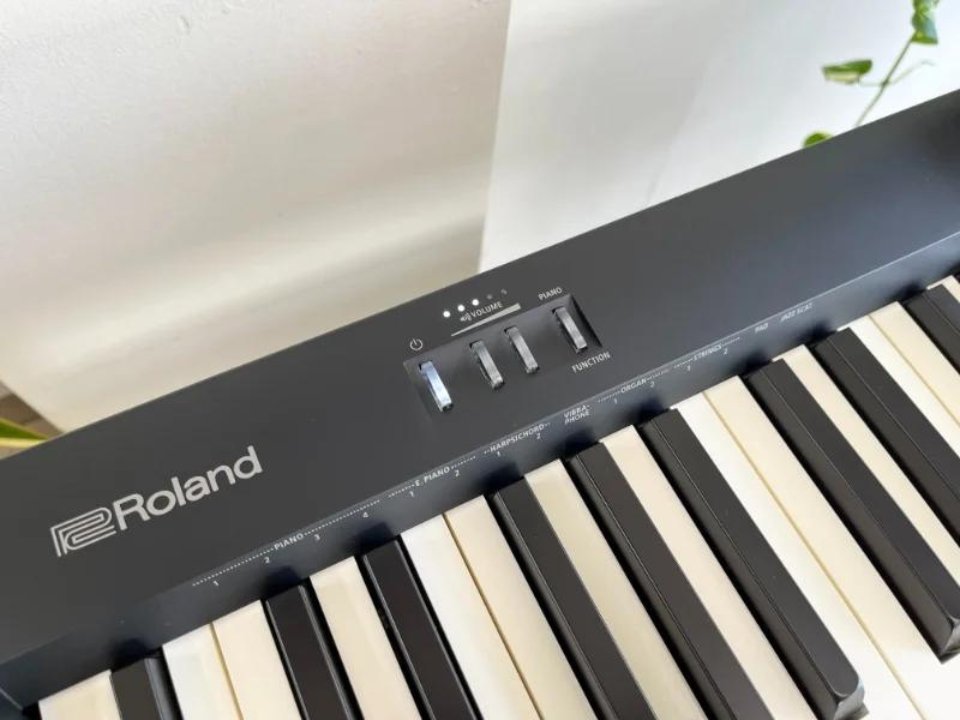 ROLAND FP-10 kết nối với iPad qua Bluetooth, hiển thị giao diện ứng dụng Piano Partner 2