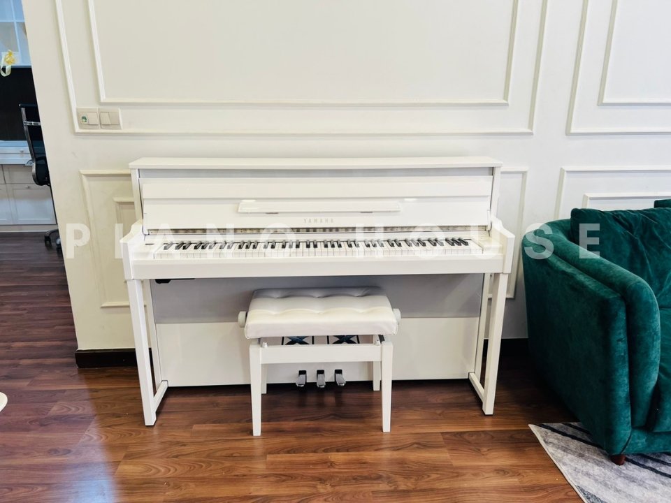 Đàn piano YAMAHA NU1 PBW với thiết kế upright sang trọng, mặt trước kính trong lộ hệ máy cơ