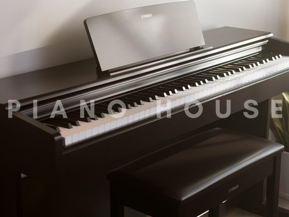 Góc nhìn cận cảnh bảng điều khiển và giá nhạc của YAMAHA YDP-145 R