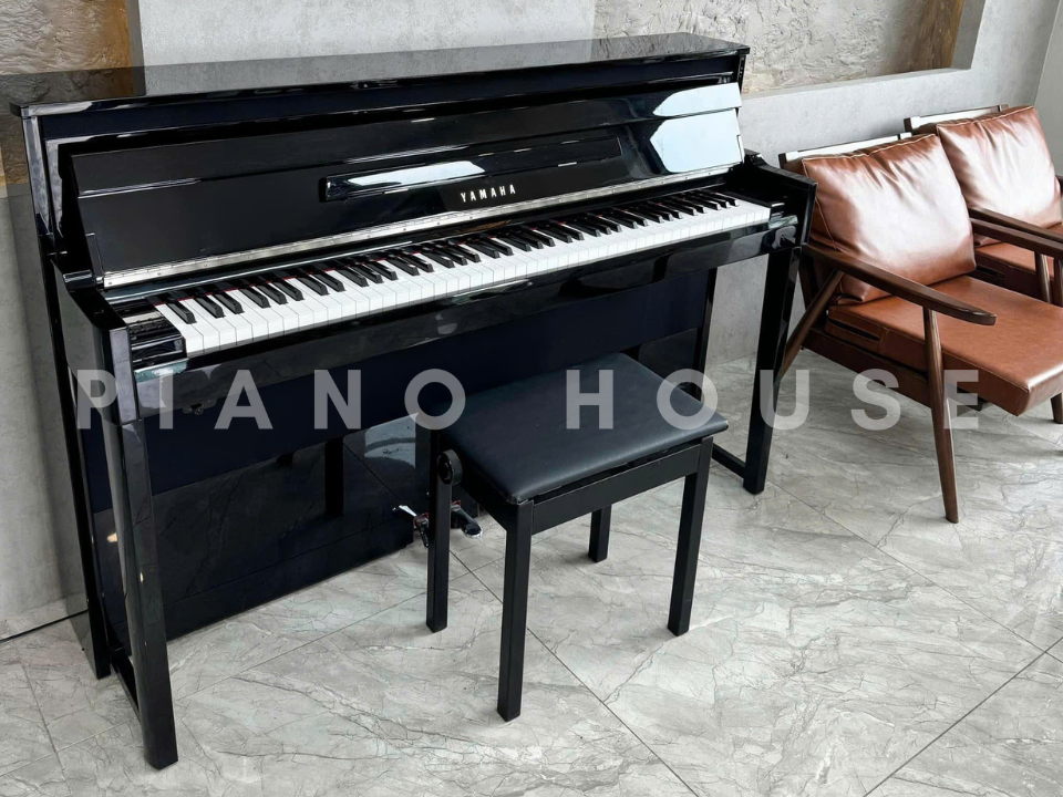 Góc nhìn toàn cảnh Yamaha NU1 PE với lớp sơn Polished Ebony bóng gương