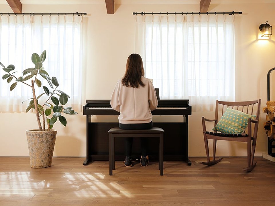 Không gian sử dụng đàn piano điện KAWAI KDP-120 R trong phòng khách