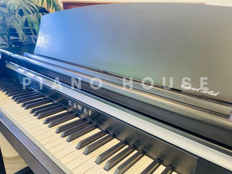 Góc nghiêng thể hiện sự sang trọng của KAWAI CA15 B trong không gian phòng khách