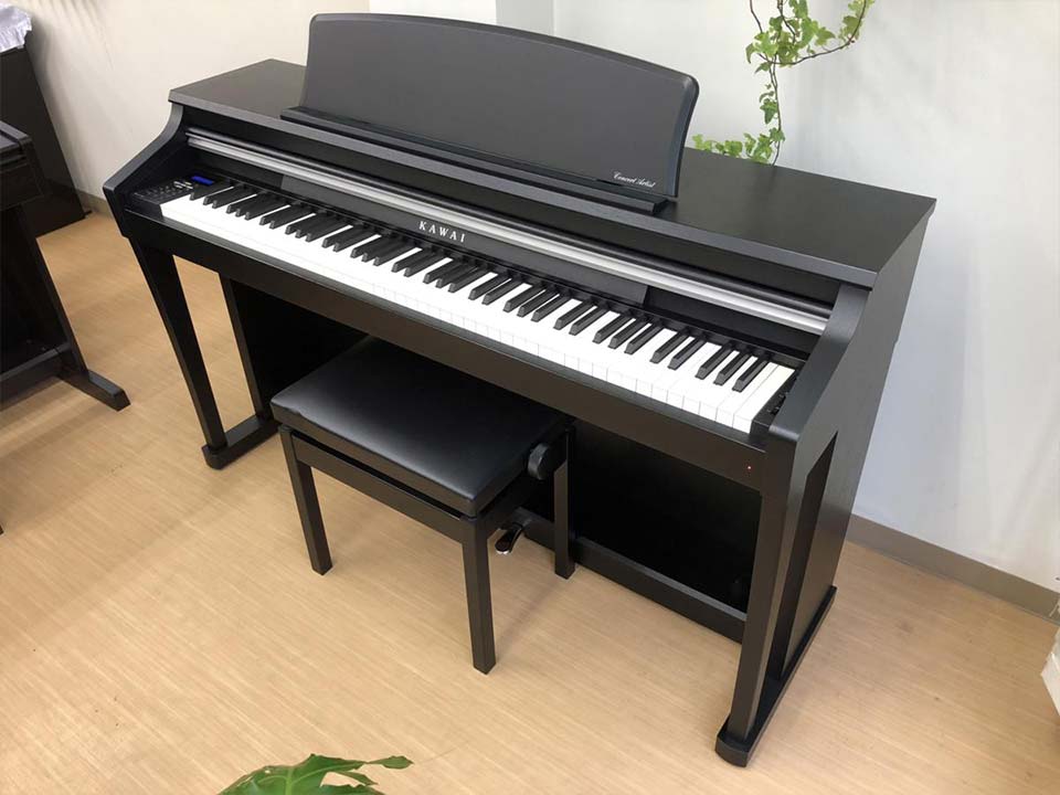 Góc nghiêng KAWAI CA63 B hiển thị phần nắp và chân đàn