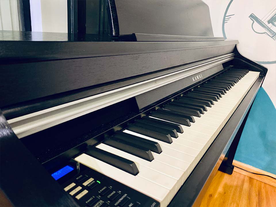 Góc nhìn chi tiết thiết kế nắp trượt của KAWAI CA93 B