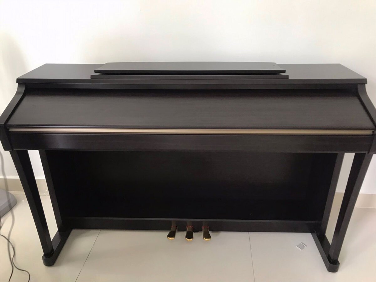 Đàn piano KAWAI CA13 R với thiết kế upright sang trọng, mặt trước tối giản và bảng điều khiển ẩn