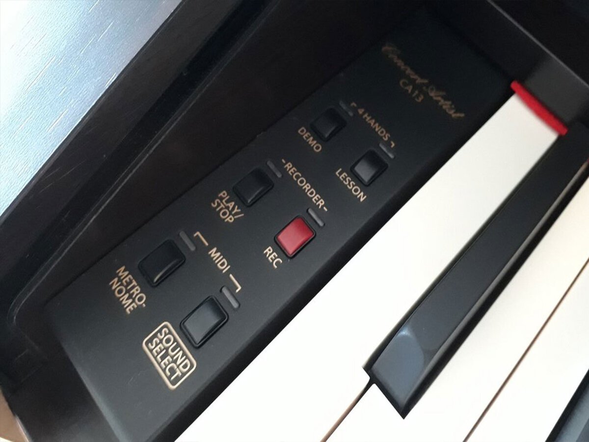 Góc nhìn nghiêng của đàn piano KAWAI CA13 R trong không gian phòng khách hiện đại