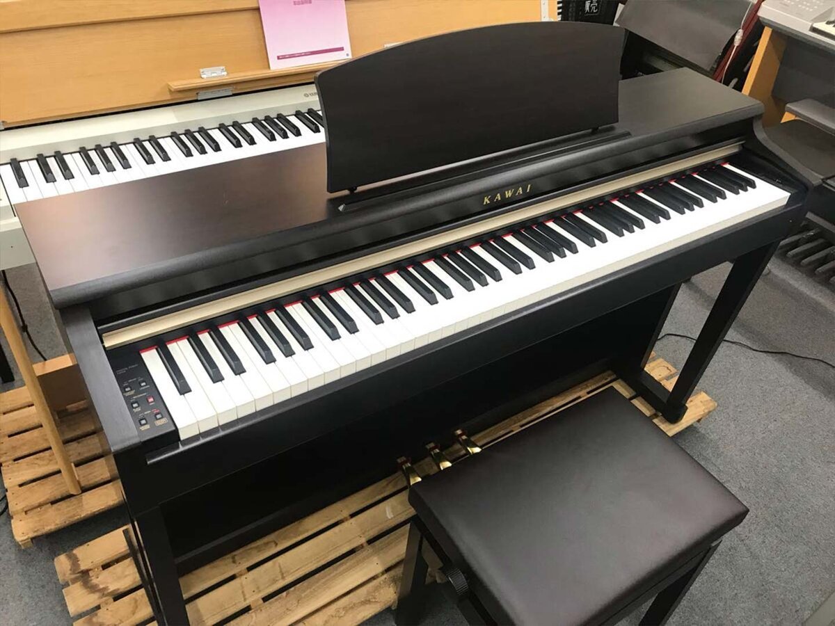 Góc nghiêng tổng thể đàn piano điện Kawai CN24 R màu đỏ gỗ sang trọng