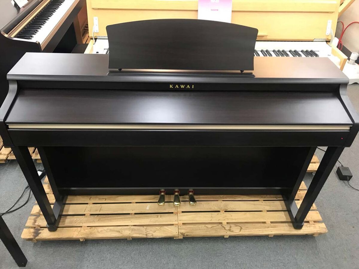Bàn phím Ivory Touch và bảng điều khiển chức năng của Kawai CN24 R