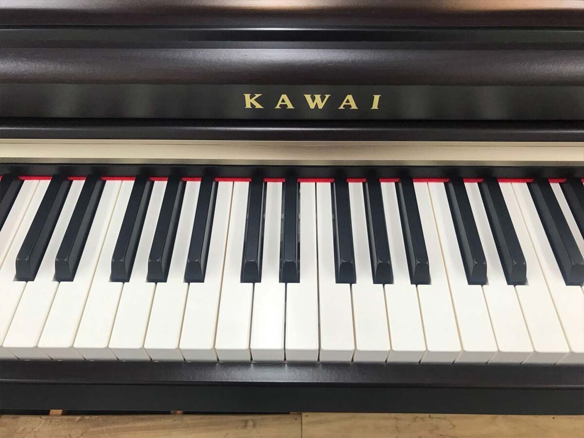 Phối cảnh bàn phím và pedal của đàn piano điện Kawai CN24 R