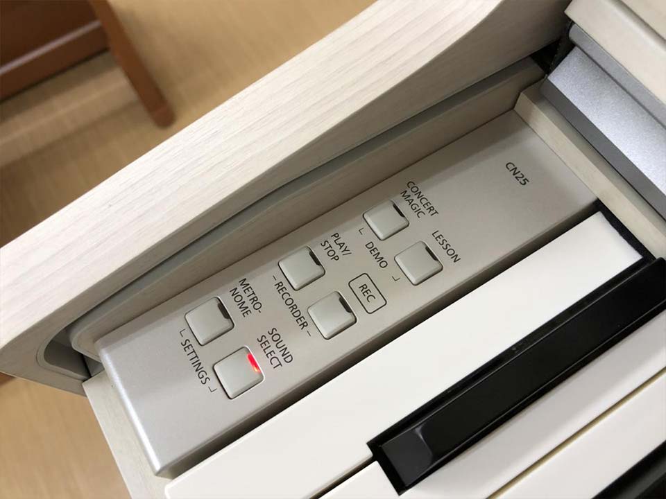 Đàn piano điện KAWAI CN25 A màu trắng sang trọng trong không gian nội thất