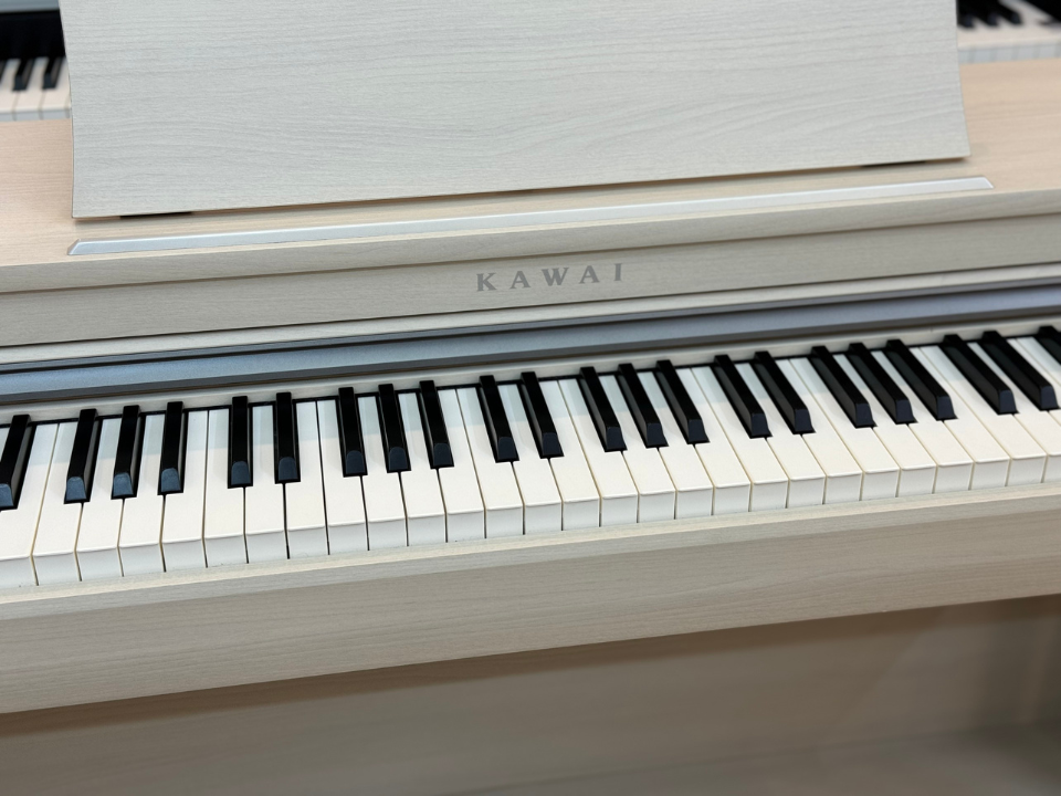 Bàn phím mô phỏng ngà voi và gỗ mun trên KAWAI CN27 A