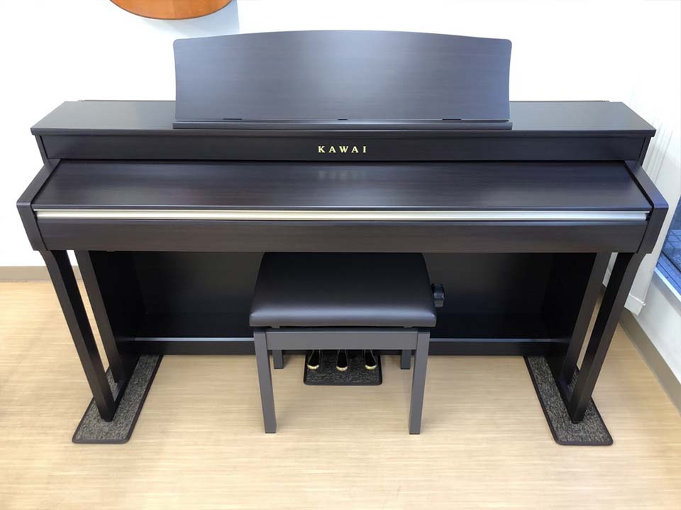 Góc nhìn chi tiết bảng điều khiển và loa của đàn piano KAWAI CA67 R