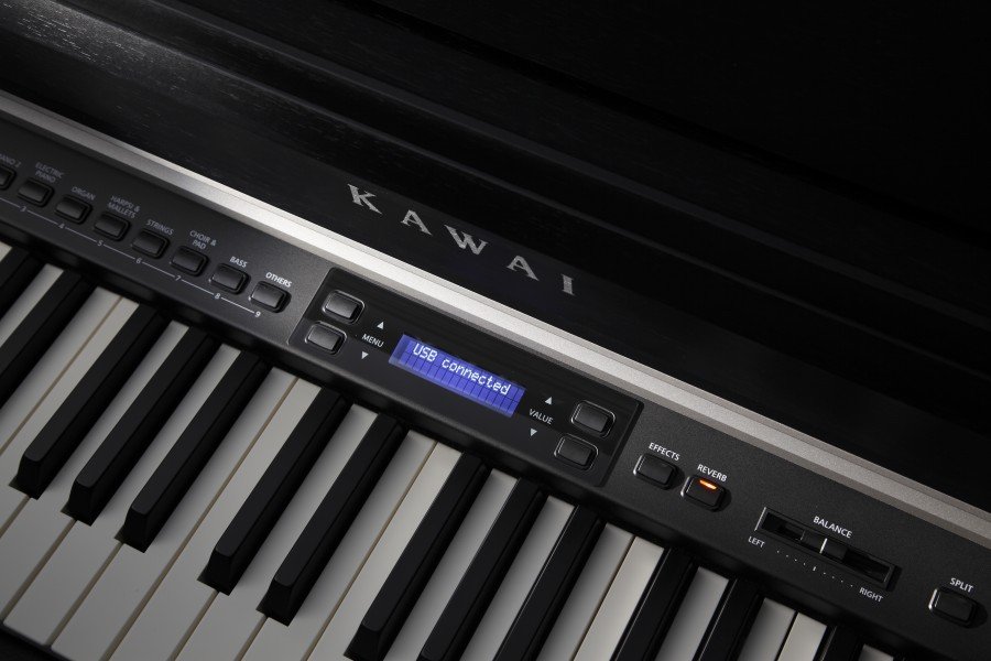 Góc nghiêng thể hiện bàn phím và pedal của KAWAI CN340 GP
