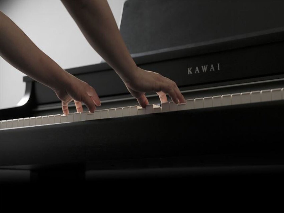 Góc chụp cận cảnh bàn phím Ivory Touch của KAWAI CN23 R