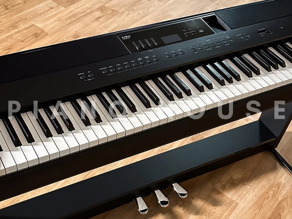 Mặt bên đàn piano điện Kawai ES920 B với các cổng kết nối chuyên nghiệp