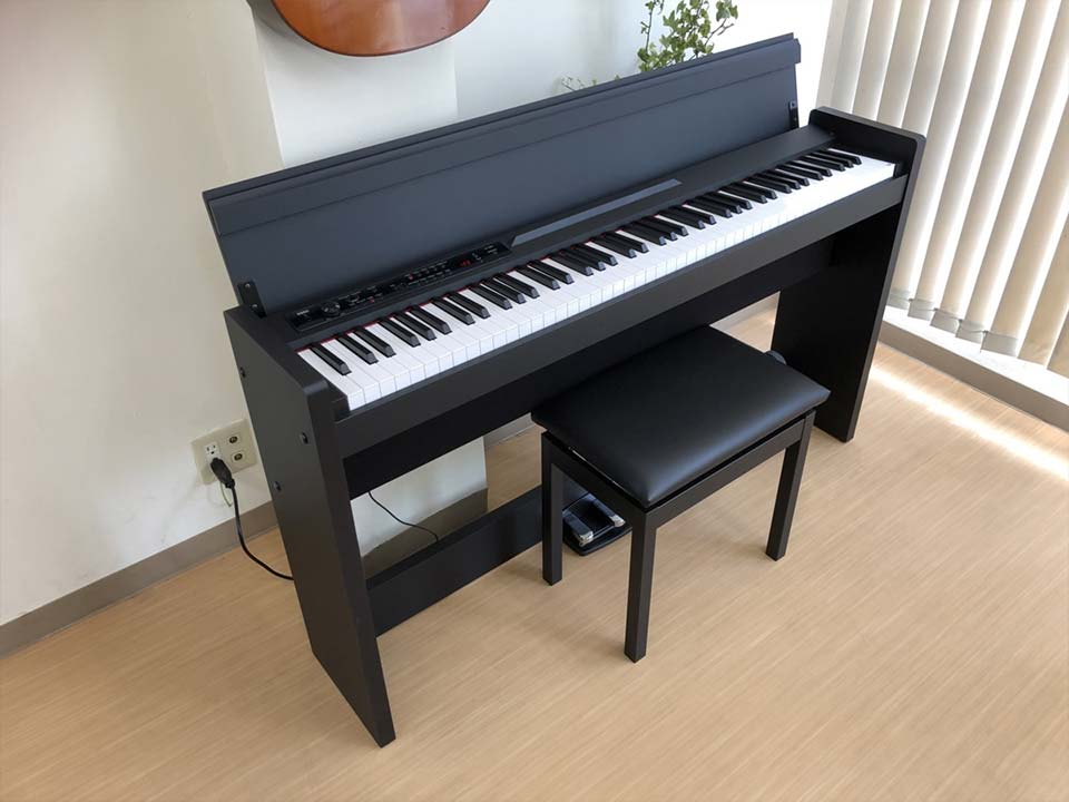 Đàn piano điện KORG LP-380 BK màu đen đặt trong không gian phòng khách hiện đại