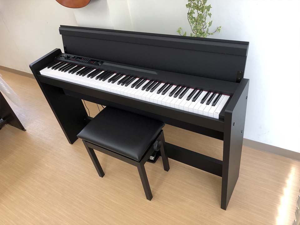 KORG LP-380 BK với đầy đủ ba bàn đạp và kết nối phía sau