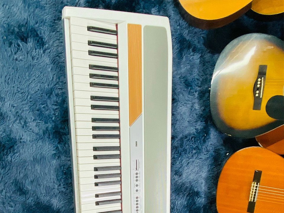 Đàn piano điện KORG SP-250 với thiết kế tối giản và loa stereo phía trên