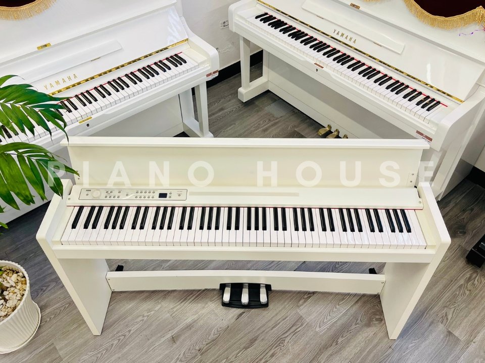 KORG LP-380 WH trong không gian phòng khách hiện đại