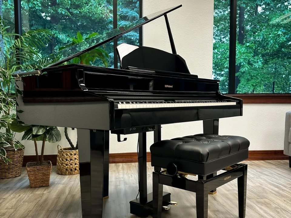 Roland GP-607 PE cận cảnh bàn phím và bảng điều khiển