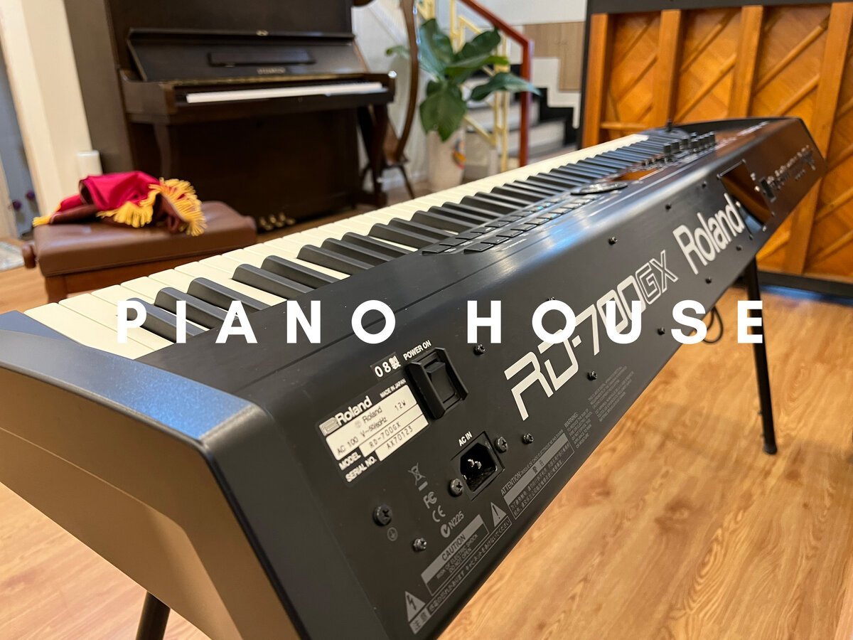 Đàn piano sân khấu ROLAND RD-700GX với thiết kế chuyên nghiệp và giao diện điều khiển đầy đủ