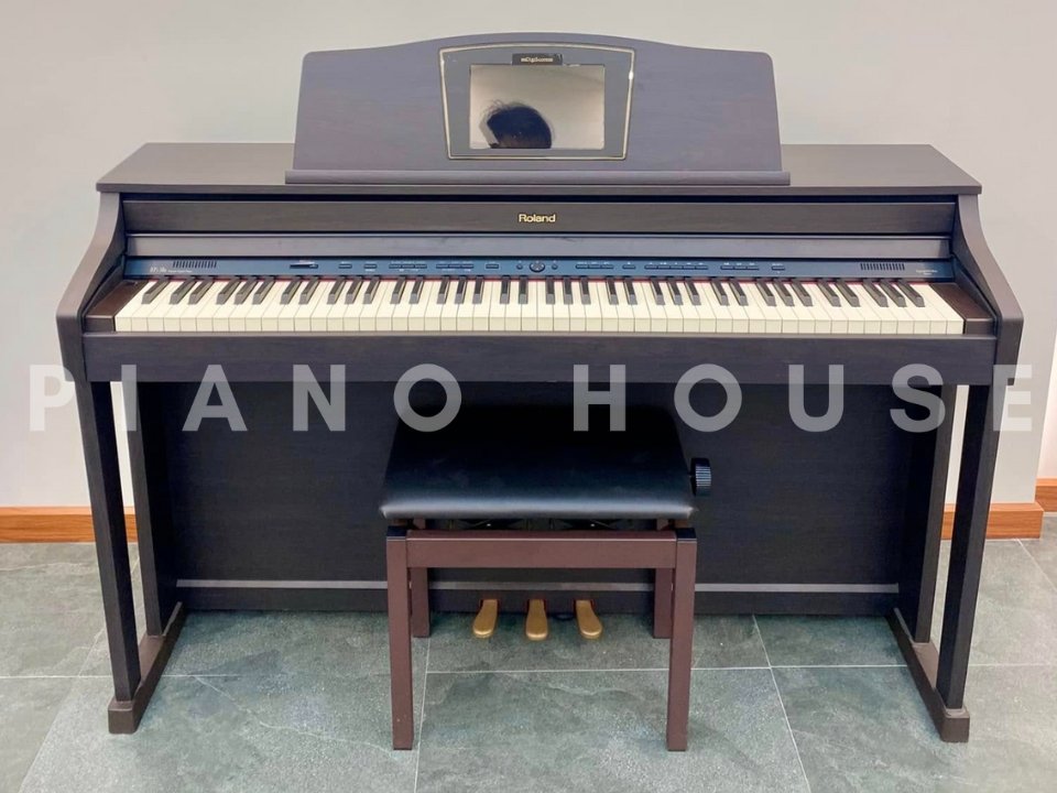 Cận cảnh bàn phím PHA-4 trên ROLAND HPi-50e RW với bề mặt giả ngà voi