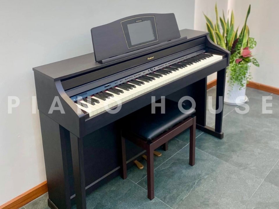 Toàn cảnh đàn piano điện ROLAND HPi-50e RW với màn hình LCD tích hợp