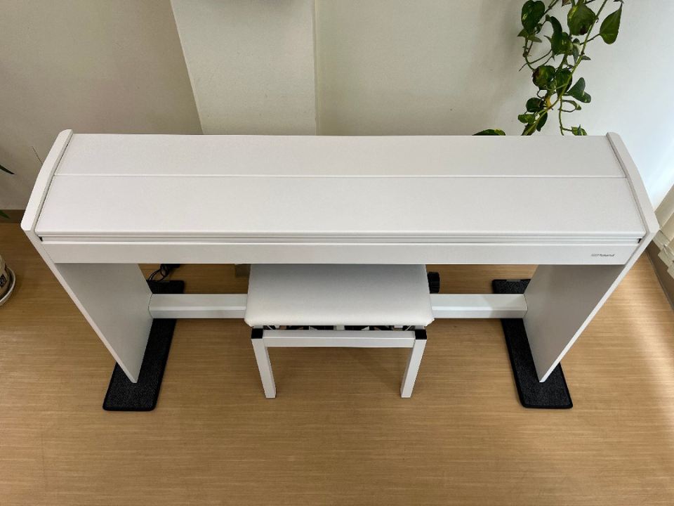 ROLAND F701 WH - Ảnh thực tế 3