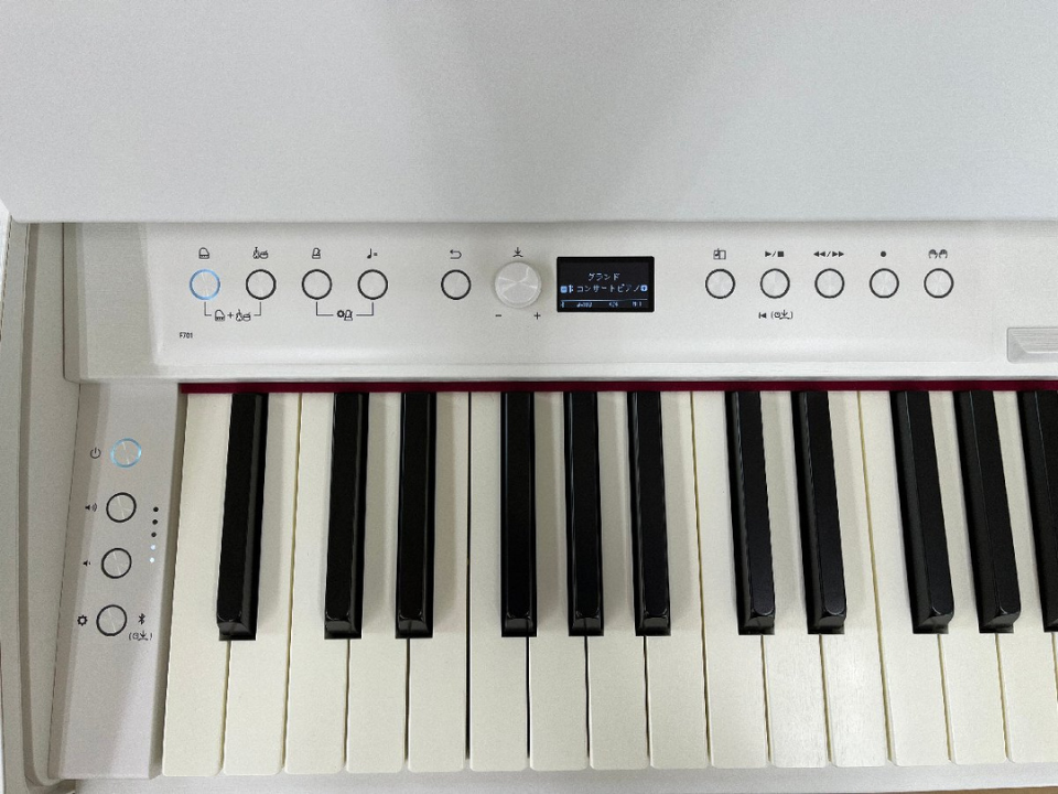 Cận cảnh ROLAND F701 WH tại Piano House