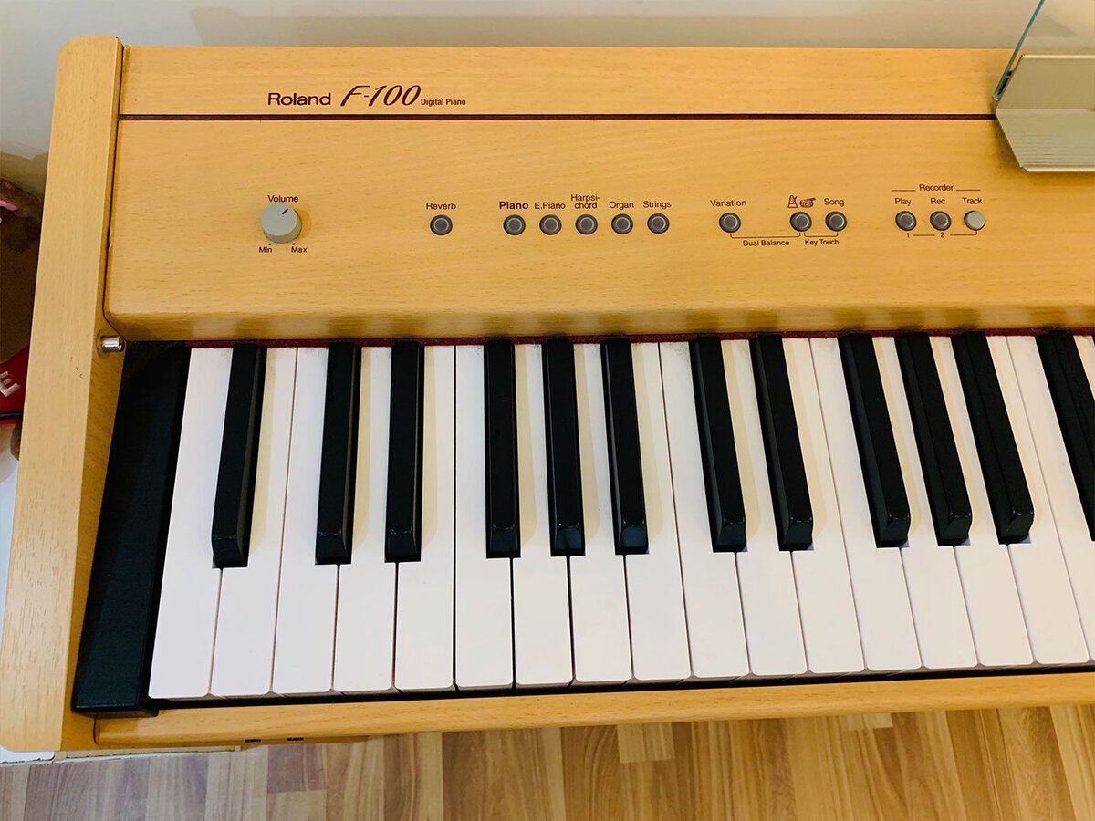 Cận cảnh Roland F-100c tại Piano House