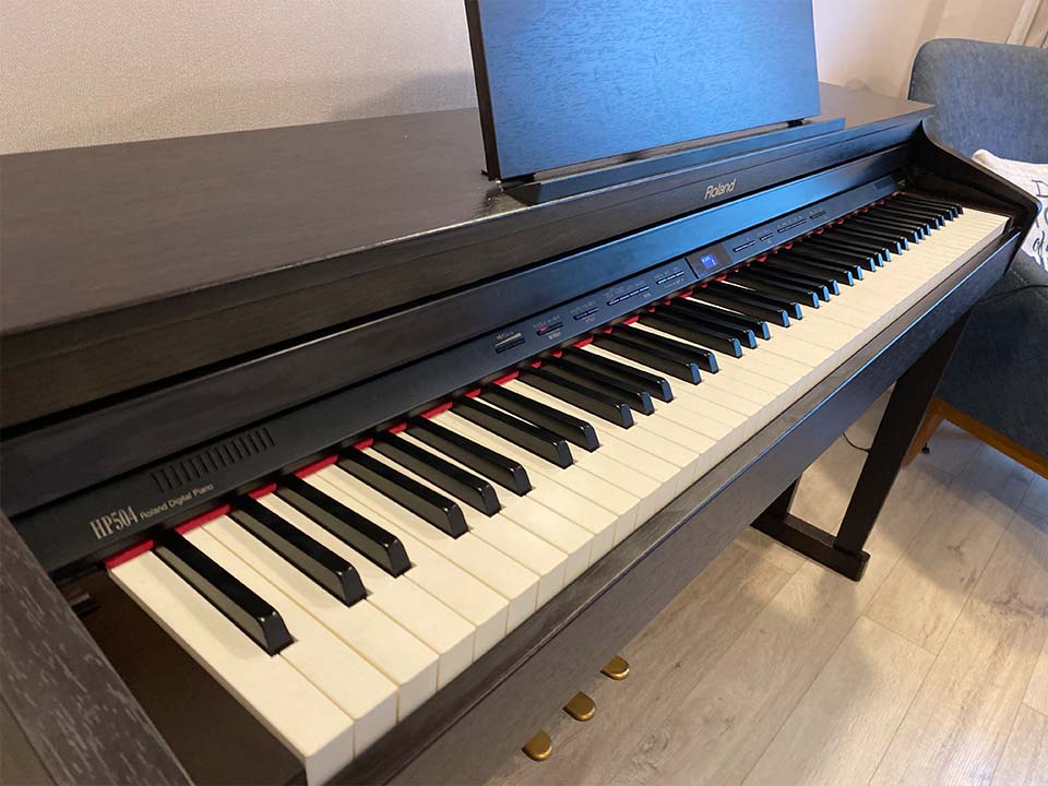 Cận cảnh ROLAND HP-504 RW tại Piano House