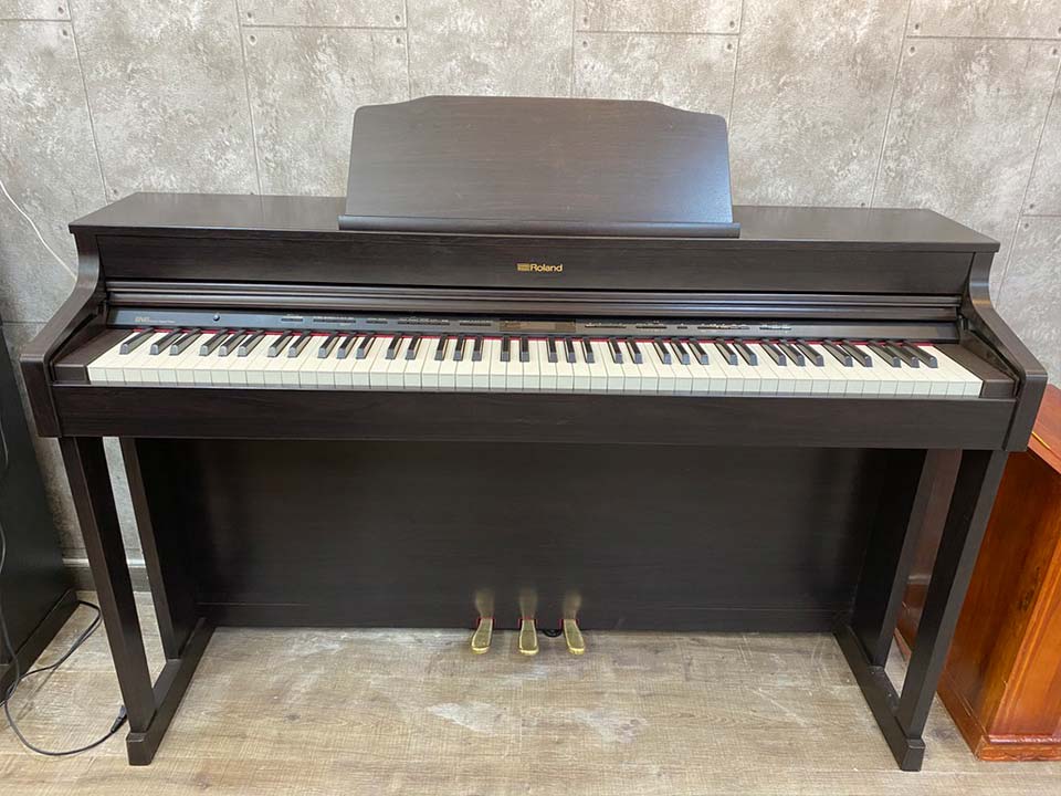 Cận cảnh ROLAND HP-603 RW tại Piano House