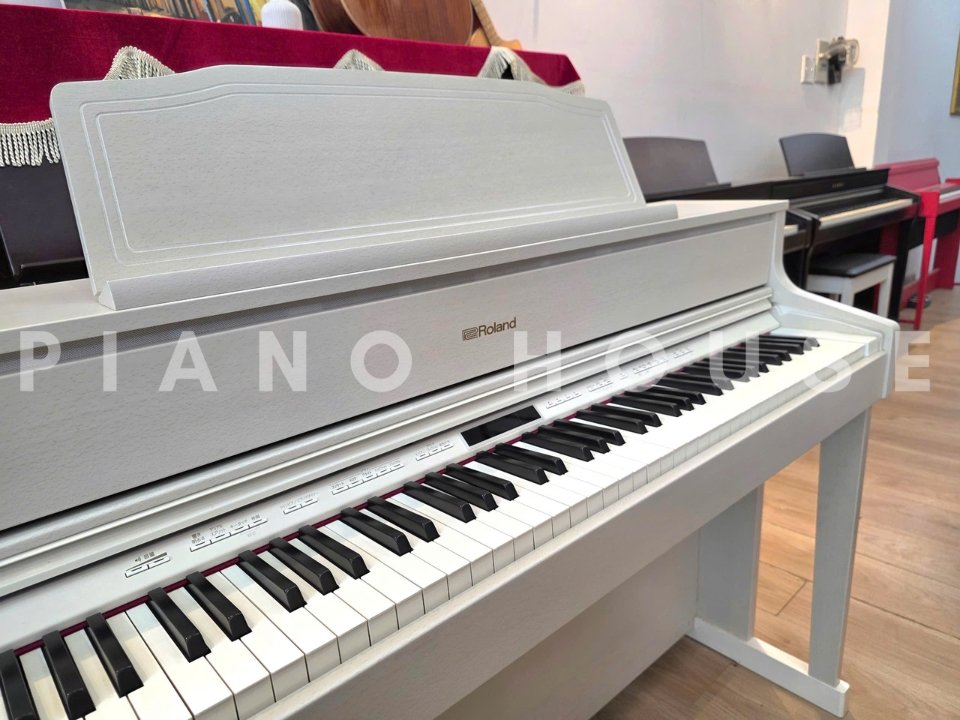 Bàn phím PHA-50 trên ROLAND HP-605GP WH với bề mặt Ivory/Ebony Feel