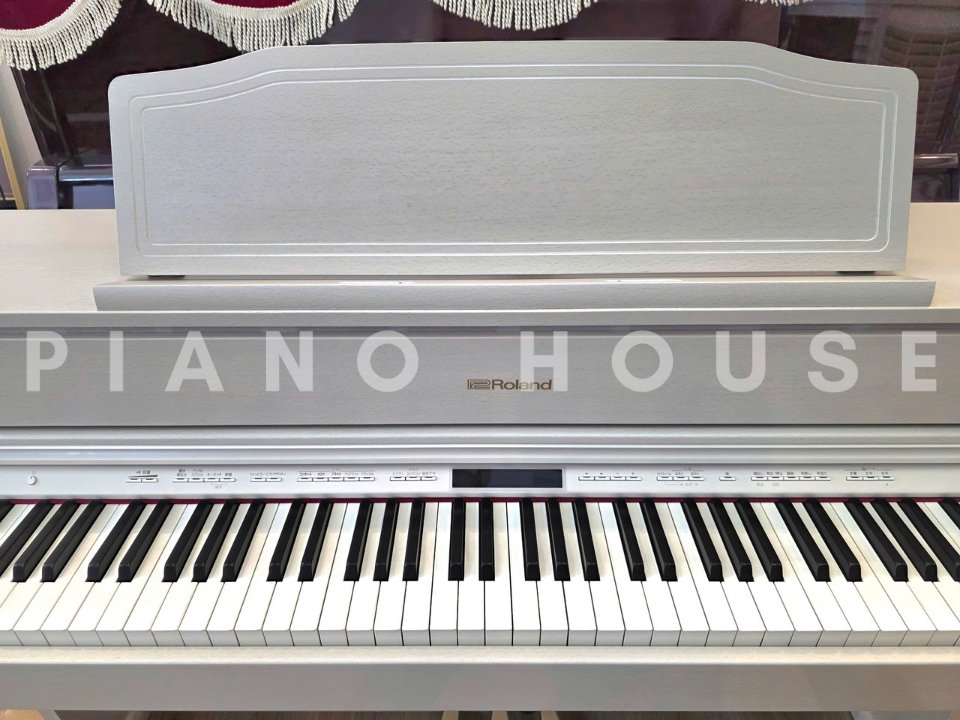 Góc nhìn tổng thể ROLAND HP-605GP WH trong không gian phòng khách hiện đại