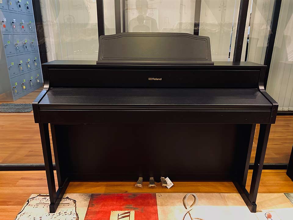 Cận cảnh ROLAND HP-605GP SB tại Piano House