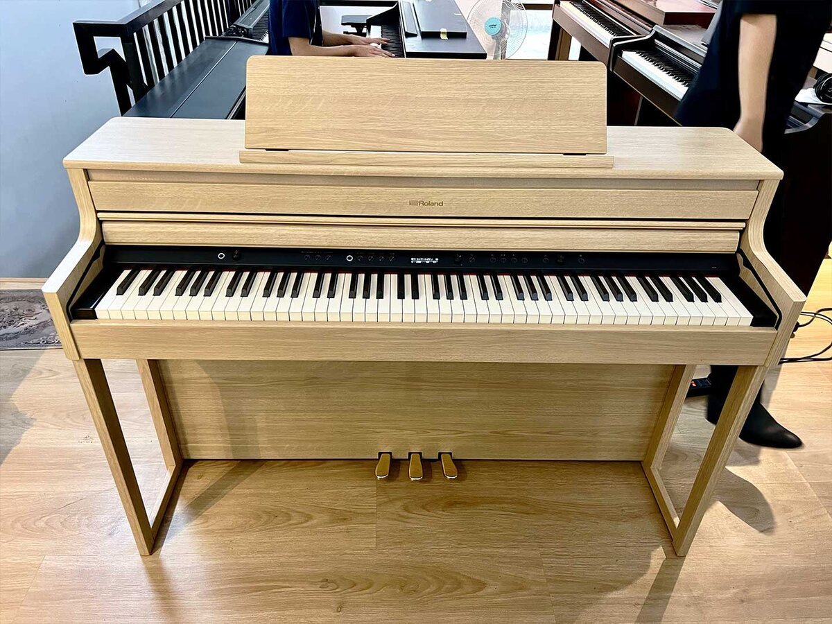 Cận cảnh ROLAND HP-704 LO tại Piano House