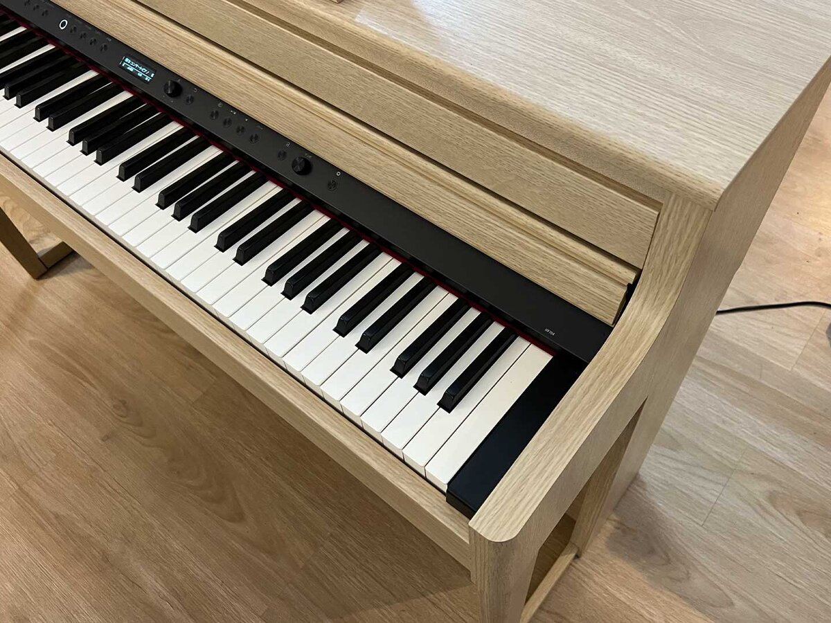 Hình ảnh chi tiết ROLAND HP-704 LO góc chụp 7