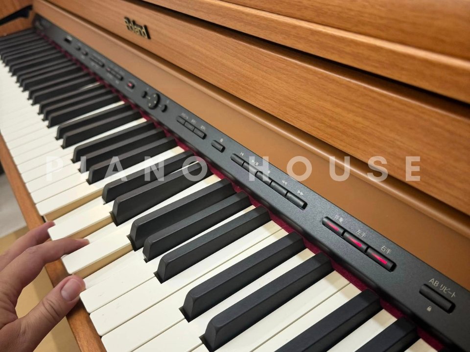 Cận cảnh ROLAND HPi-50e LW tại Piano House
