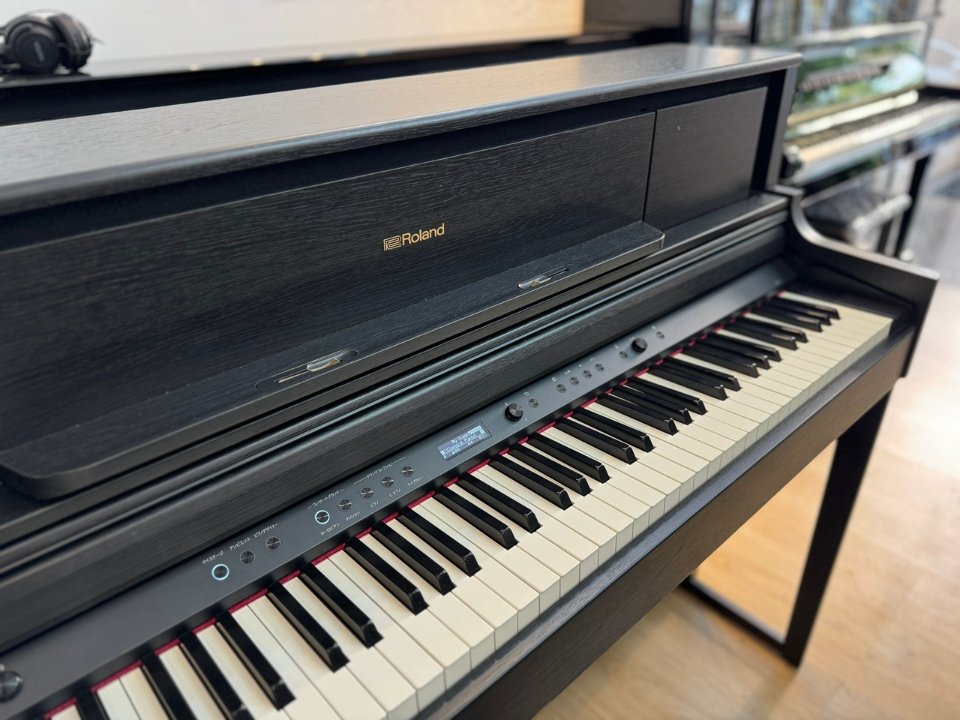Góc chụp cận cảnh bàn phím ROLAND LX-705 CB chi tiết