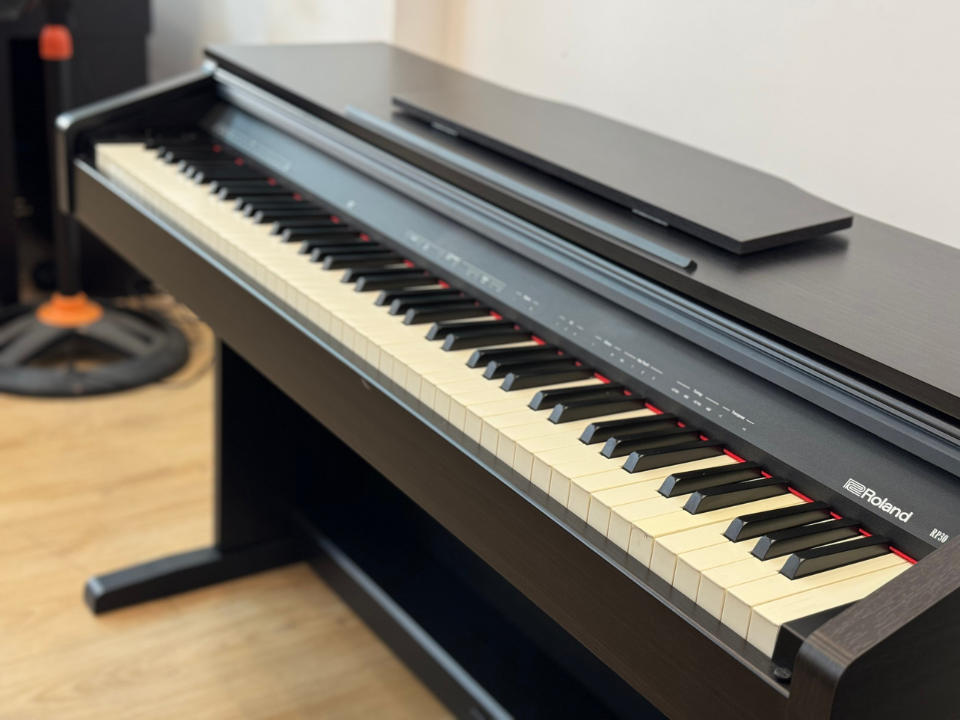 Cận cảnh ROLAND RP-30 tại Piano House