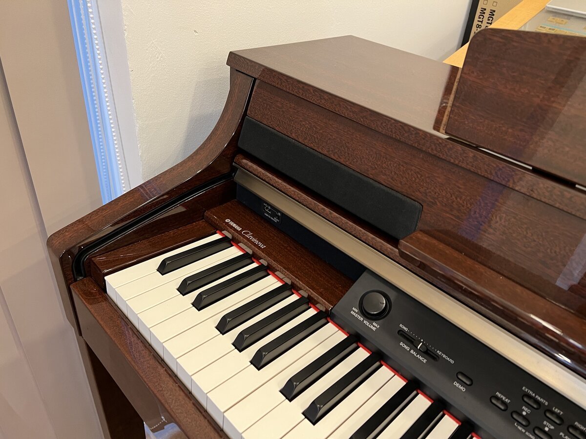 Cận cảnh YAMAHA CLP-380 M tại Piano House
