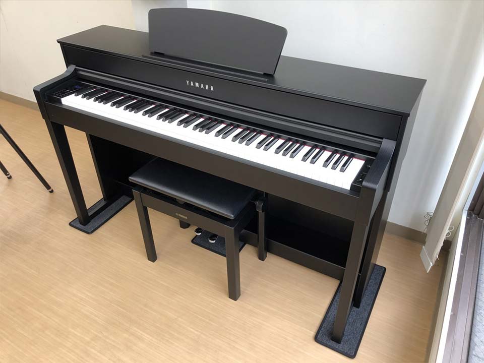 Góc cận bàn phím YAMAHA CLP-535 B với chi tiết phím ngà tổng hợp và bàn đạp ba chân rõ ràng