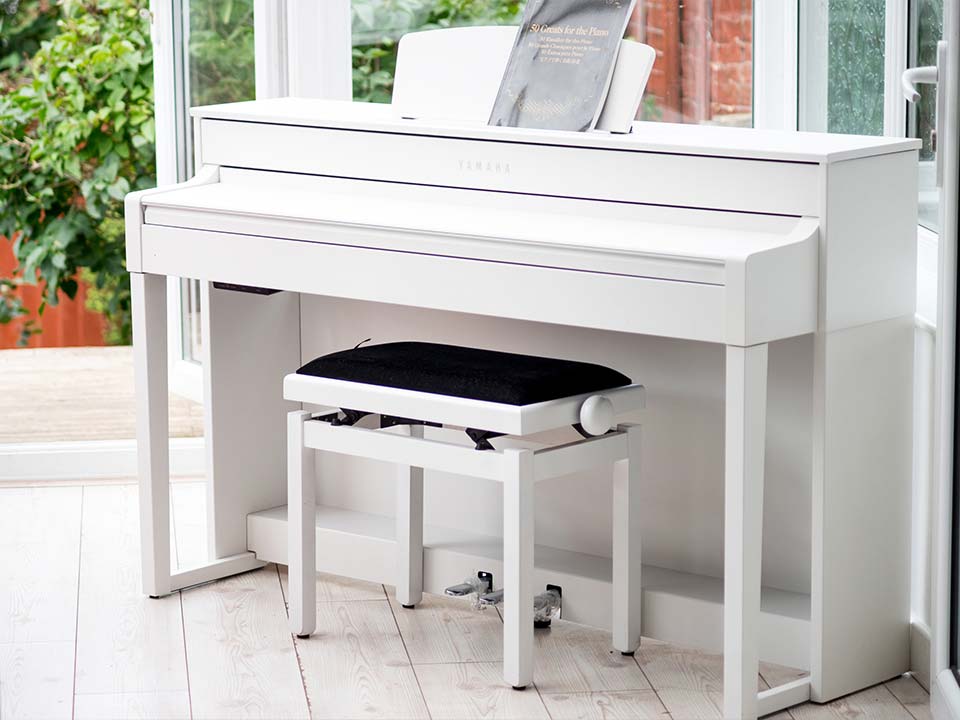 Đàn piano điện YAMAHA CLP-545 WH màu trắng đặt trong phòng khách hiện đại