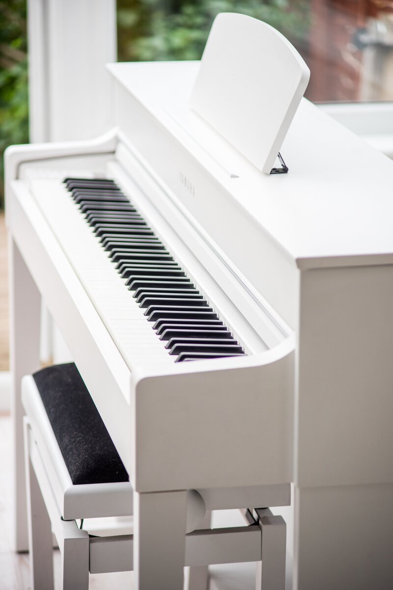 Góc nghiêng của đàn piano YAMAHA CLP-545 WH với chân đế liền